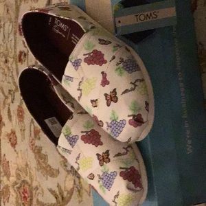 TOM'S Grapes and butterflies